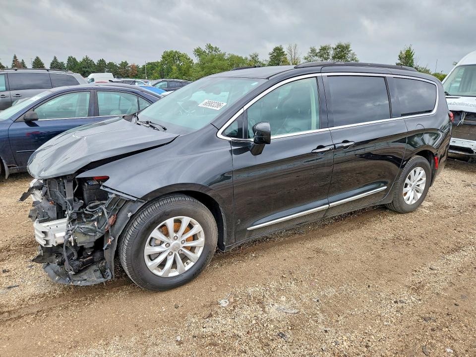 CHRYSLER PACIFICA 2017 with VIN 2C4RC1BG2HR854732 - Photo from auction