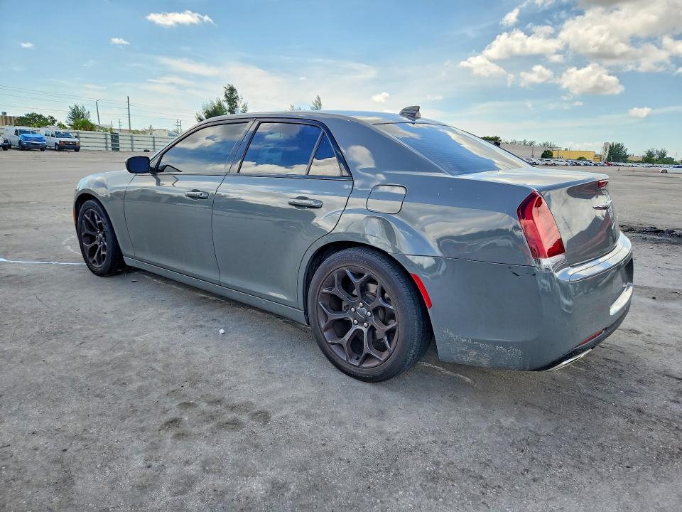 Photo 2 from auction – 2019 CHRYSLER 300 with VIN 2C3CCABG1KH589695