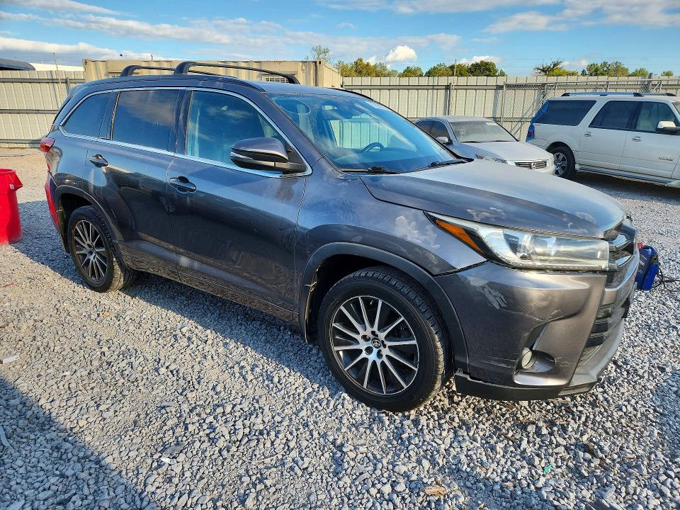 Снимка 4 от търг – 2018 TOYOTA HIGHLANDER с VIN 5TDJZRFH6JS552192