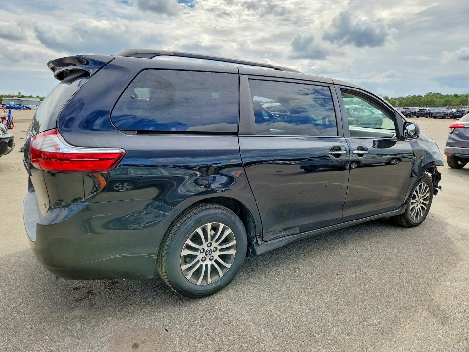 Photo 3 from auction – 2018 TOYOTA SIENNA with VIN 5TDYZ3DC0JS962022
