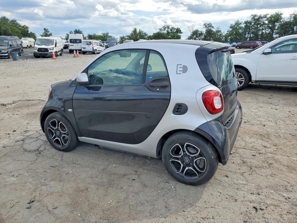 Photo 2 from auction – 2017 SMART FORTWO with VIN WMEFJ9BA4HK235018