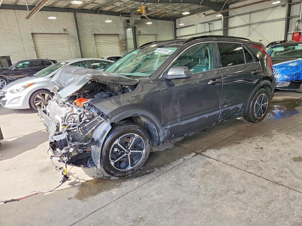KIA NIRO 2023 مع رقم تعريف المركبة KNDCP3LE4P5086900 - صورة من المزاد