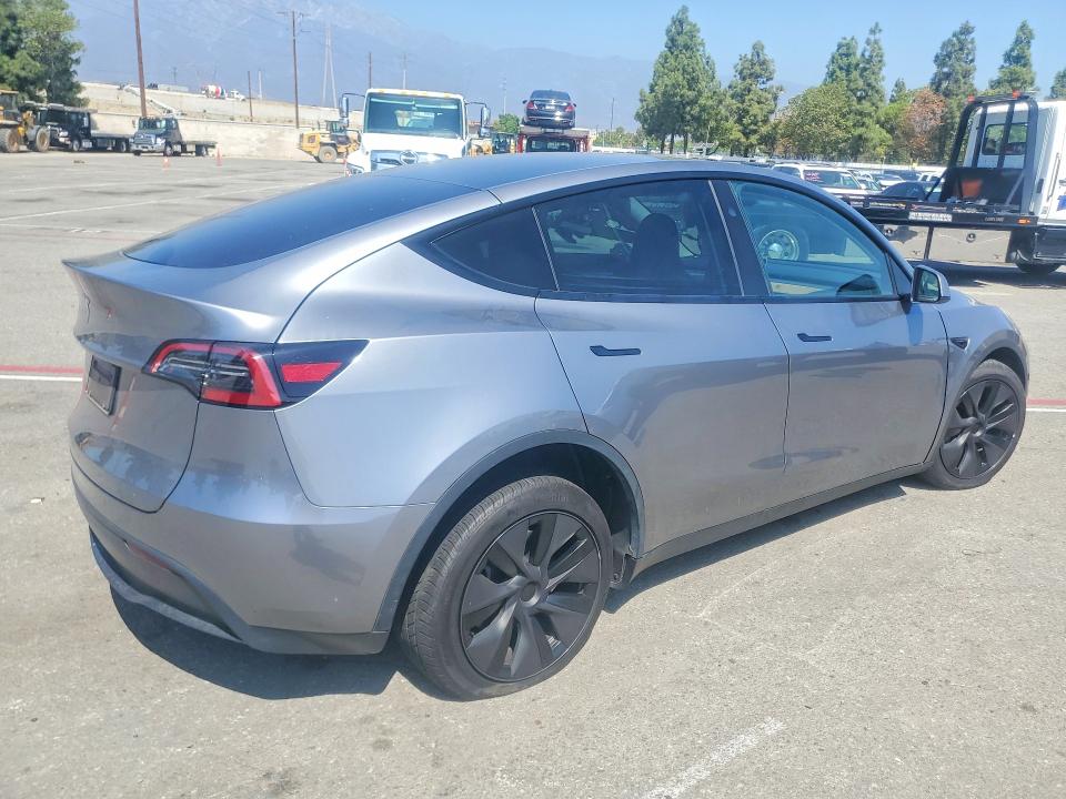 Снимка 3 от търг – 2025 TESLA MODEL Y с VIN 7SAYGDEDXSF315929