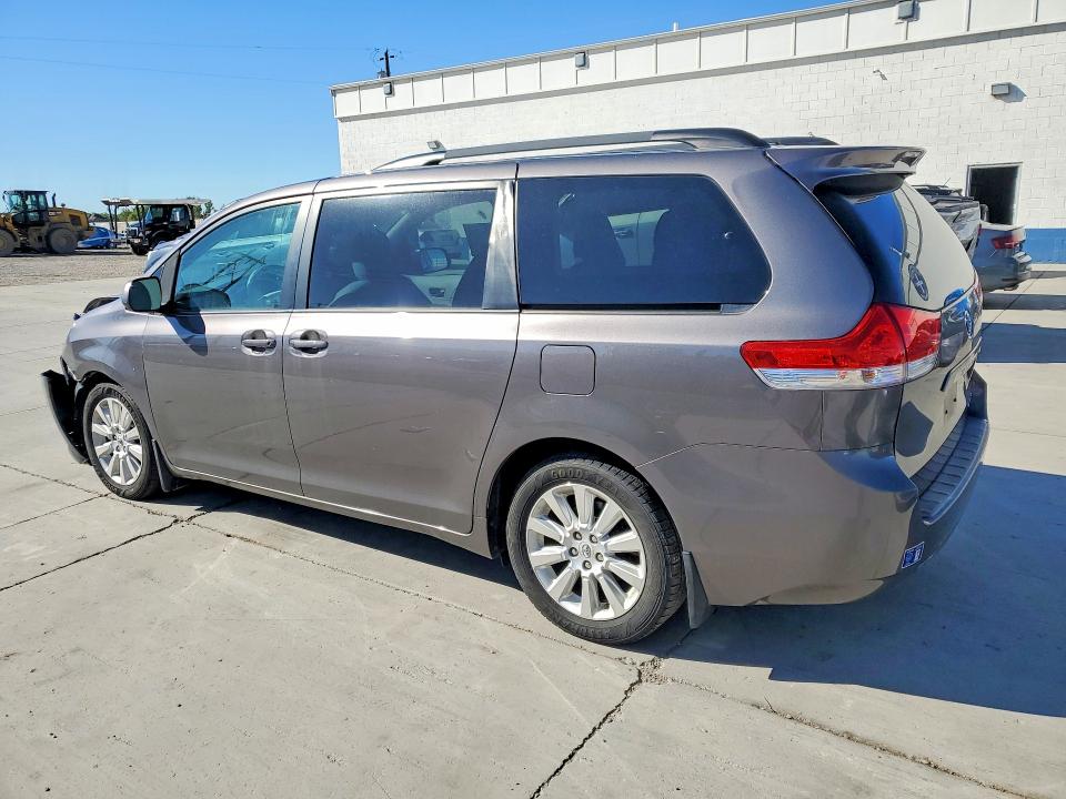 Снимка 2 от търг – 2011 TOYOTA SIENNA с VIN 5TDDK3DC3BS029235