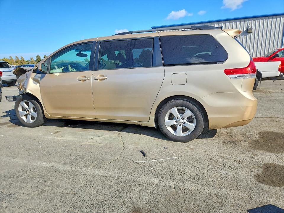 Photo 2 from auction – 2011 TOYOTA SIENNA with VIN 5TDKK3DCXBS063308