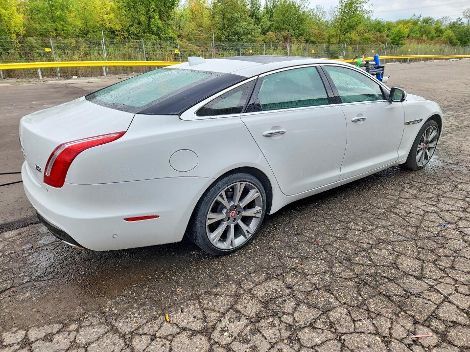 Photo 3 from auction – 2019 JAGUAR XJL with VIN SAJWJ2GD8K8W19785