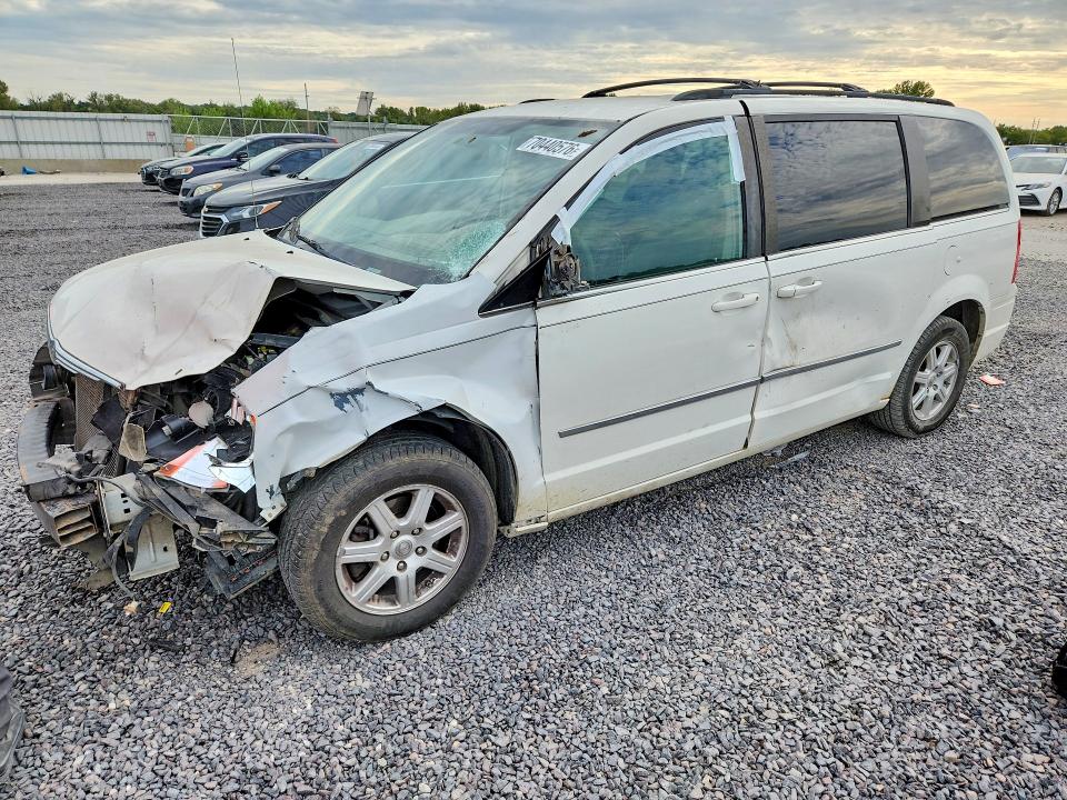 CHRYSLER TOWN & COUNTRY 2010 с VIN 2A4RR5D13AR450739 - Снимка от търг