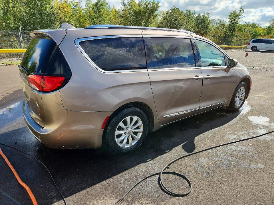 Photo 3 from auction – 2018 CHRYSLER PACIFICA with VIN 2C4RC1EG1JR110914