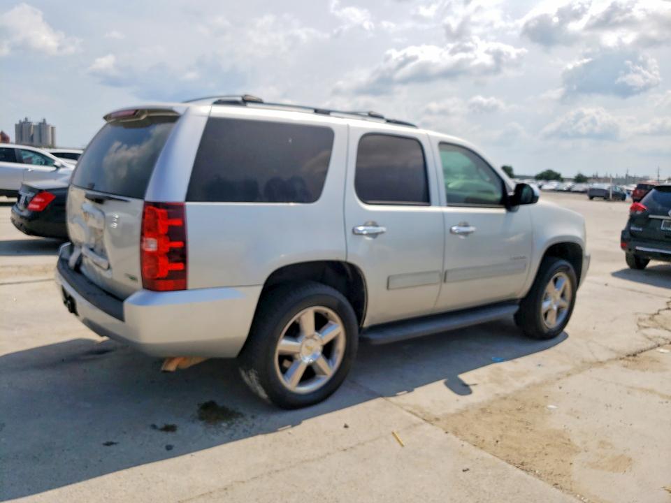 Photo 3 from auction – 2011 CHEVROLET TAHOE with VIN 1GNSCAE02BR199556
