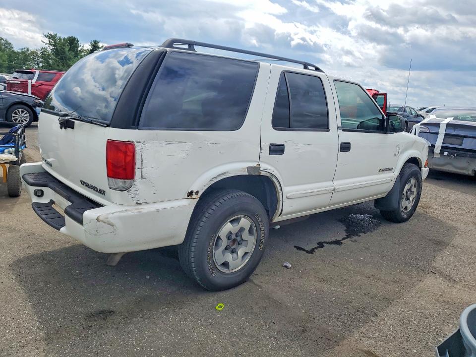 Photo 3 from auction – 2003 CHEVROLET BLAZER with VIN 1GNDT13X03K174688