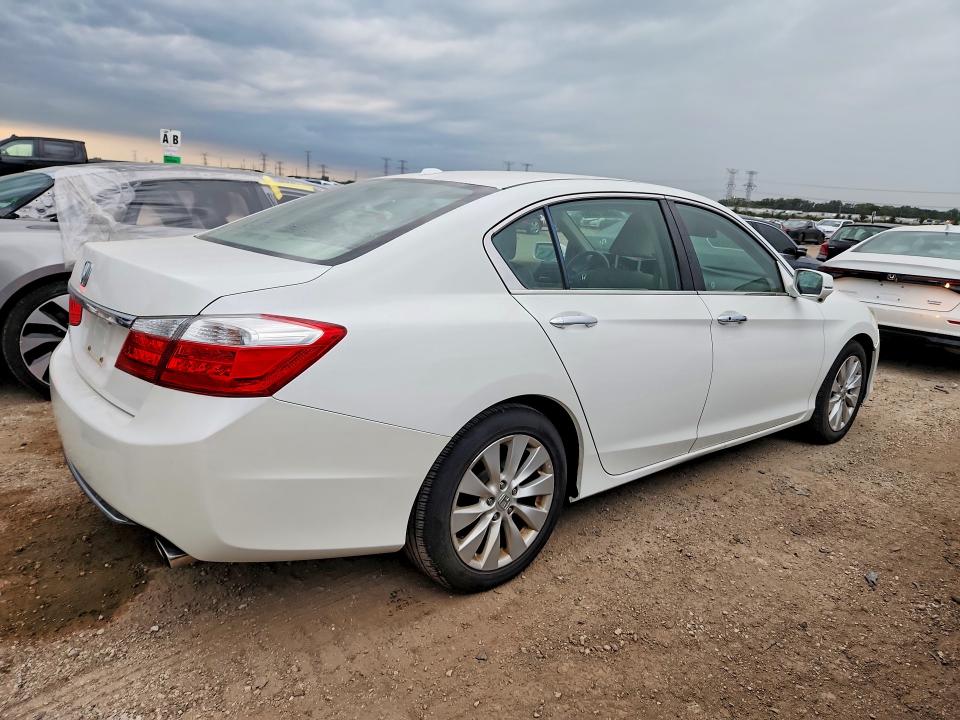 Photo 3 from auction – 2015 HONDA ACCORD with VIN 1HGCR2F82FA103288