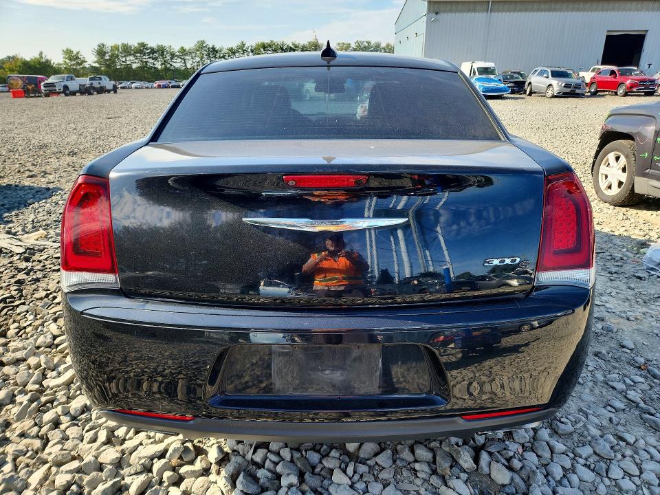 Photo 6 from auction – 2018 CHRYSLER 300 with VIN 2C3CCABG2JH234226