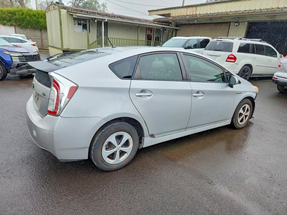 Photo 3 from auction – 2013 TOYOTA PRIUS with VIN JTDKN3DU7D1638481