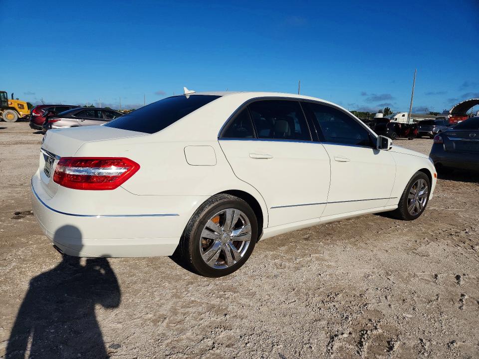 Снимка 3 от търг – 2010 MERCEDES-BENZ E с VIN WDDHF5GB7AA076158