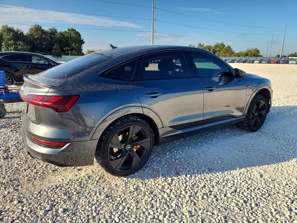 Foto 3 de la subasta – 2022 AUDI E-TRON con VIN WA13AAGE2NB022136