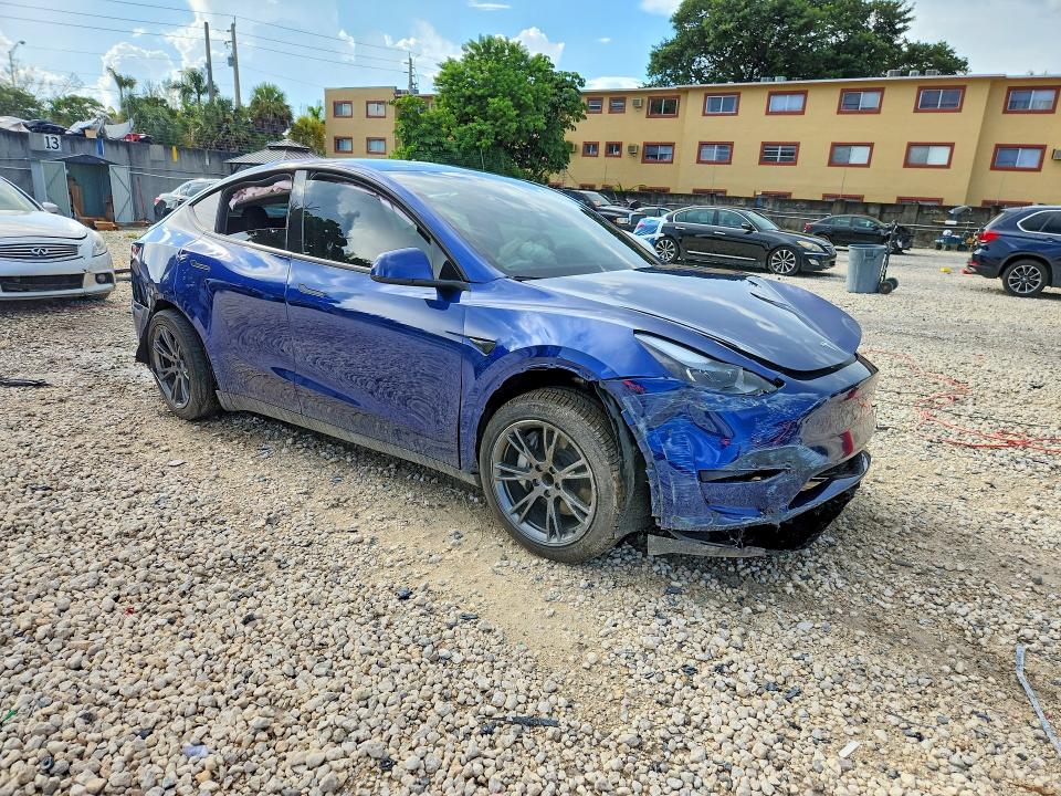 Снимка 4 от търг – 2025 TESLA MODEL Y с VIN 7SAYGDEDXSF226832