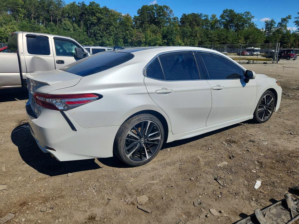 Снимка 3 от търг – 2019 TOYOTA CAMRY с VIN 4T1B61HK6KU810582