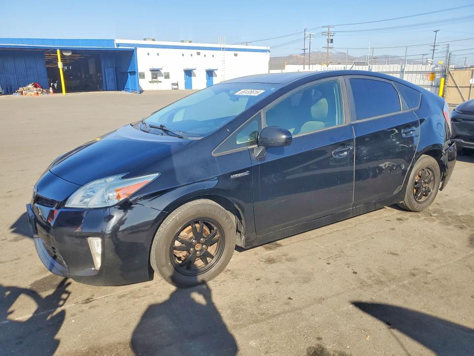 Снимка 1 от търг – 2014 TOYOTA PRIUS с VIN JTDKN3DUXE1761113