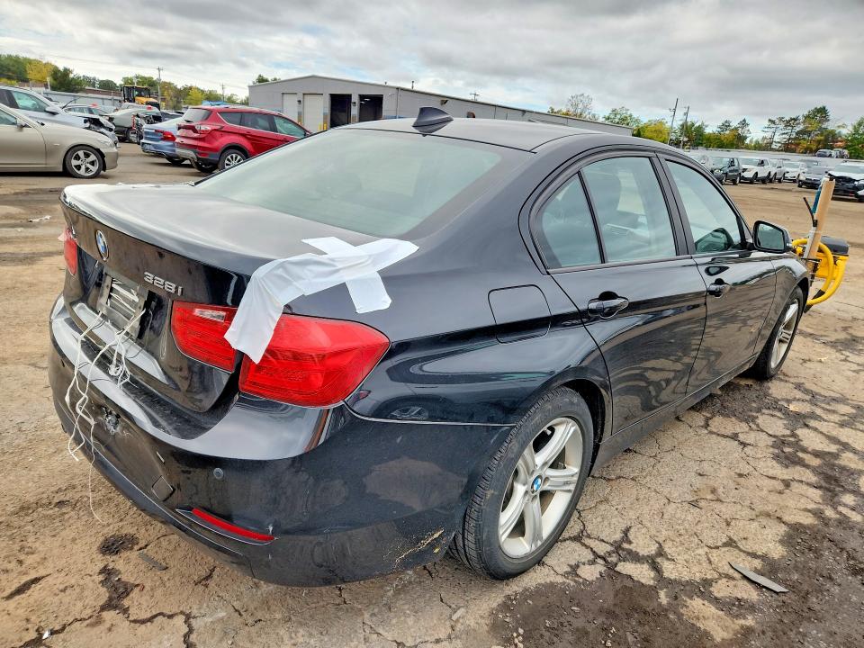 Foto 3 de la subasta – 2015 BMW 328 con VIN WBA3B5G5XFNS16663
