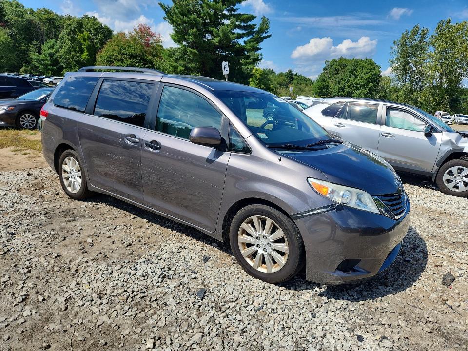 Foto 4 de la subasta – 2012 TOYOTA SIENNA con VIN 5TDJK3DC4CS039986