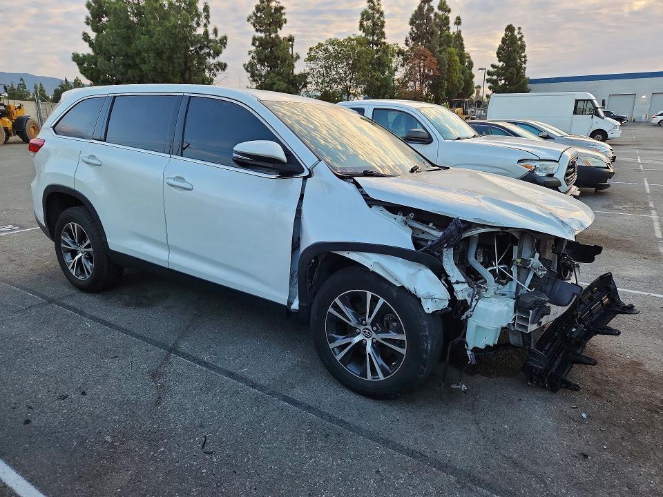 Photo 4 from auction – 2019 TOYOTA HIGHLANDER with VIN 5TDZZRFH6KS303394