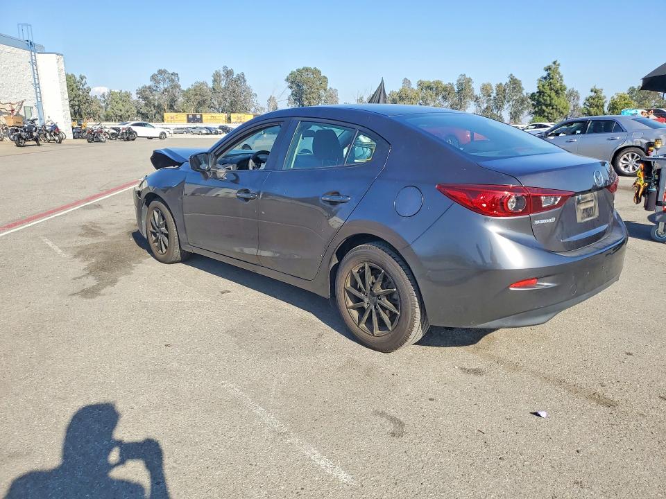 Foto 2 de la subasta – 2018 MAZDA 3 con VIN 3MZBN1U74JM192056