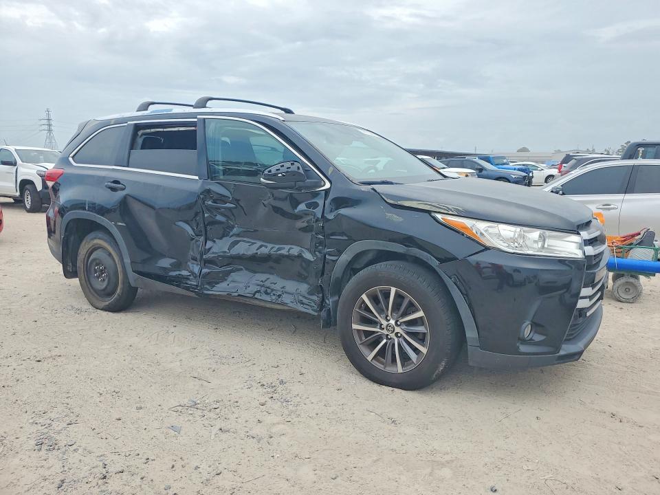 Photo 4 from auction – 2018 TOYOTA HIGHLANDER with VIN 5TDJZRFH3JS555325