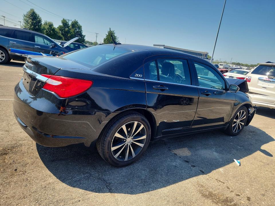 Photo 3 from auction – 2013 CHRYSLER 200 with VIN 1C3CCBCG3DN624199