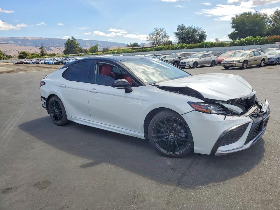 Photo 4 from auction – 2022 TOYOTA CAMRY with VIN 4T1K31AK7NU034583