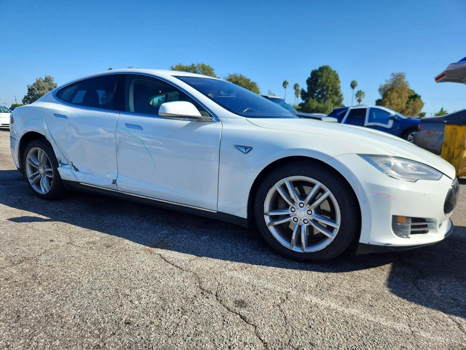 Фото 4 с аукциона – 2015 TESLA MODEL S с VIN 5YJSA1S24FF086059