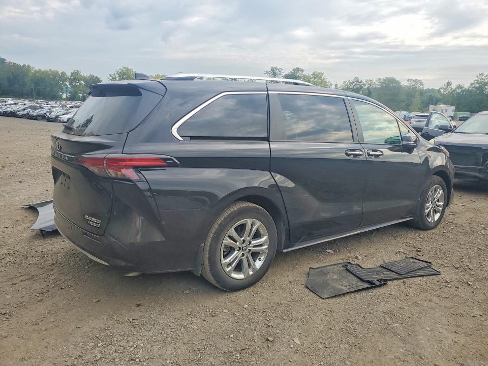Photo 3 from auction – 2024 TOYOTA SIENNA with VIN 5TDESKFC5RS130248