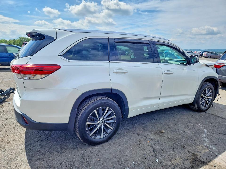 Photo 3 from auction – 2017 TOYOTA HIGHLANDER with VIN 5TDJZRFH2HS416314