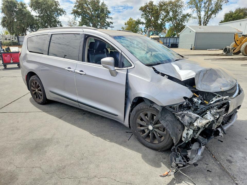 Photo 4 from auction – 2017 CHRYSLER PACIFICA with VIN 2C4RC1BG4HR532660