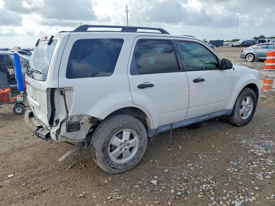 Photo 3 from auction – 2011 FORD ESCAPE with VIN 1FMCU0D79BKA77946