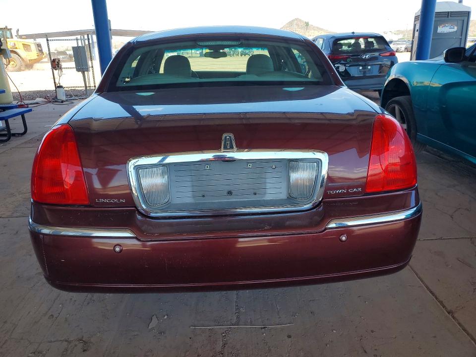 Photo 6 from auction – 2004 LINCOLN TOWN CAR with VIN 1LNHM83W04Y628083