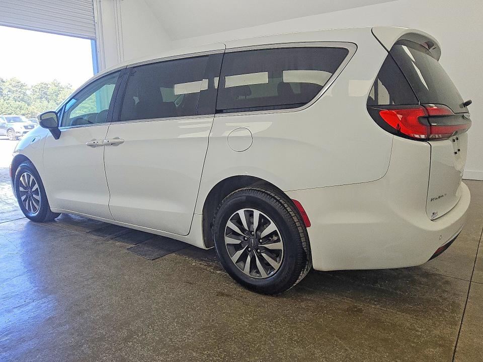 Фото 2 с аукциона – 2023 CHRYSLER PACIFICA с VIN 2C4RC1L78PR611858