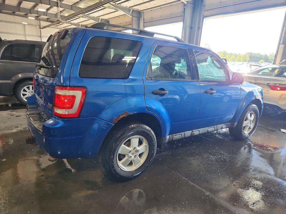 Photo 3 from auction – 2011 FORD ESCAPE with VIN 1FMCU0DG3BKB11010