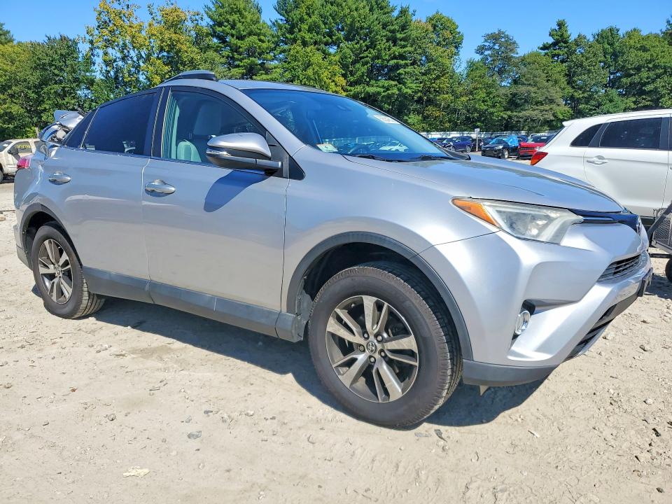 Снимка 4 от търг – 2017 TOYOTA RAV4 с VIN 2T3RFREV0HW616545