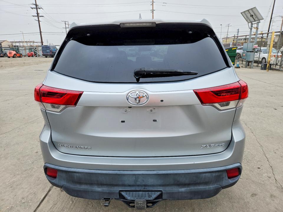 صورة رقم 6 من المزاد - 2018 TOYOTA HIGHLANDER مع VIN 5TDJZRFH1JS560362