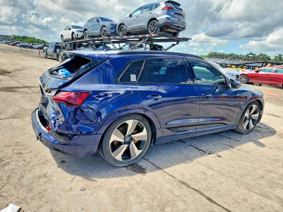 Zdjęcie 3 z aukcji – 2022 AUDI E-TRON z VIN WA1LAAGE6NB031843