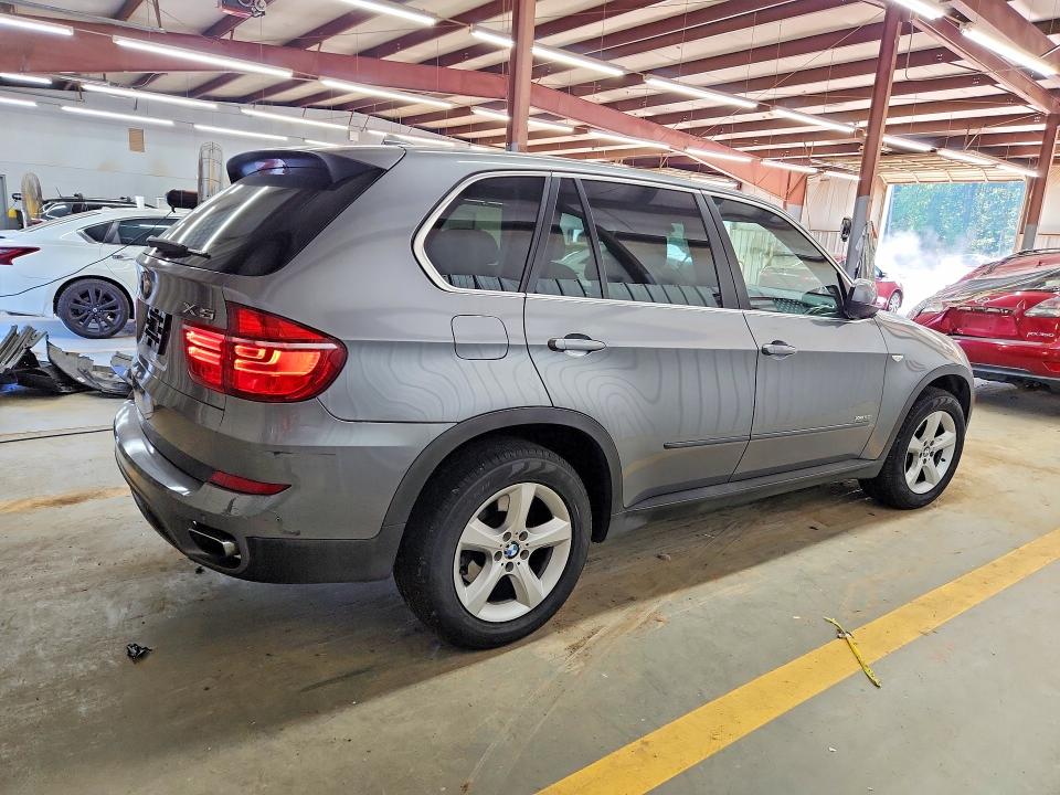 Photo 3 from auction – 2011 BMW X5 with VIN 5UXZV8C55BL419427
