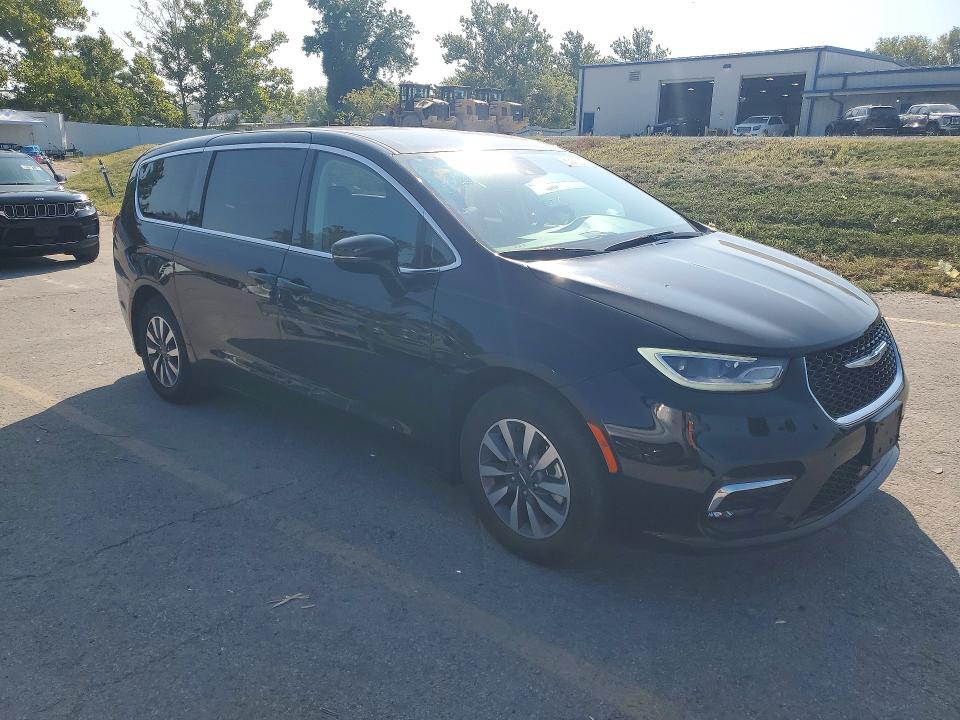Photo 4 from auction – 2024 CHRYSLER PACIFICA with VIN 2C4RC1S77RR196729