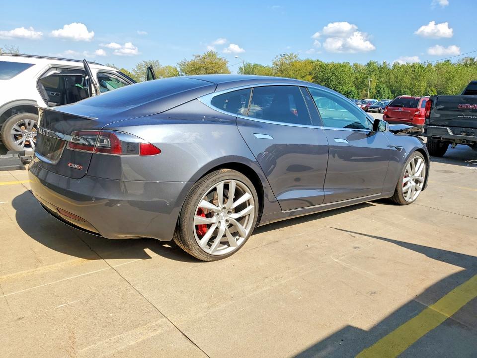 Фото 3 с аукциона – 2019 TESLA MODEL S с VIN 5YJSA1E44KF301110