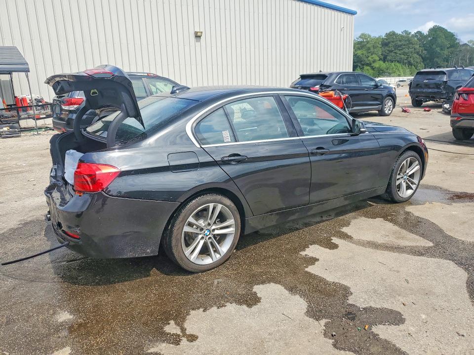 صورة رقم 3 من المزاد - 2018 BMW 330 مع VIN WBA8D9G58JNU72705