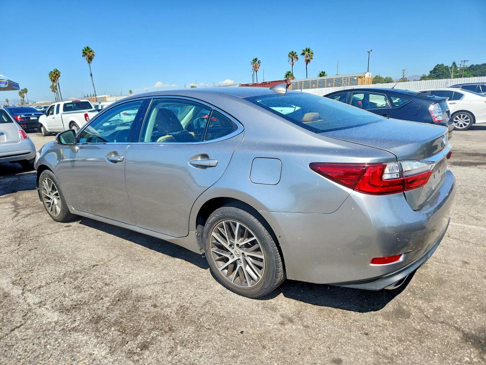 Zdjęcie 2 z aukcji – 2017 LEXUS ES z VIN 58ABK1GG1HU059465