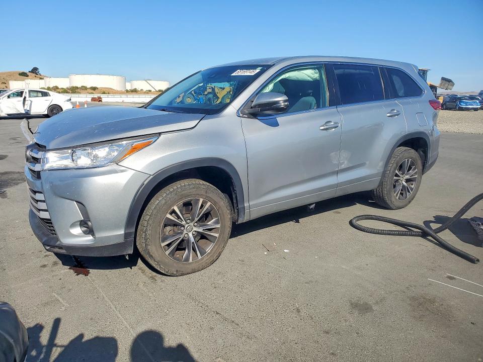 Снимка 1 от търг – 2018 TOYOTA HIGHLANDER с VIN 5TDZZRFH0JS248021