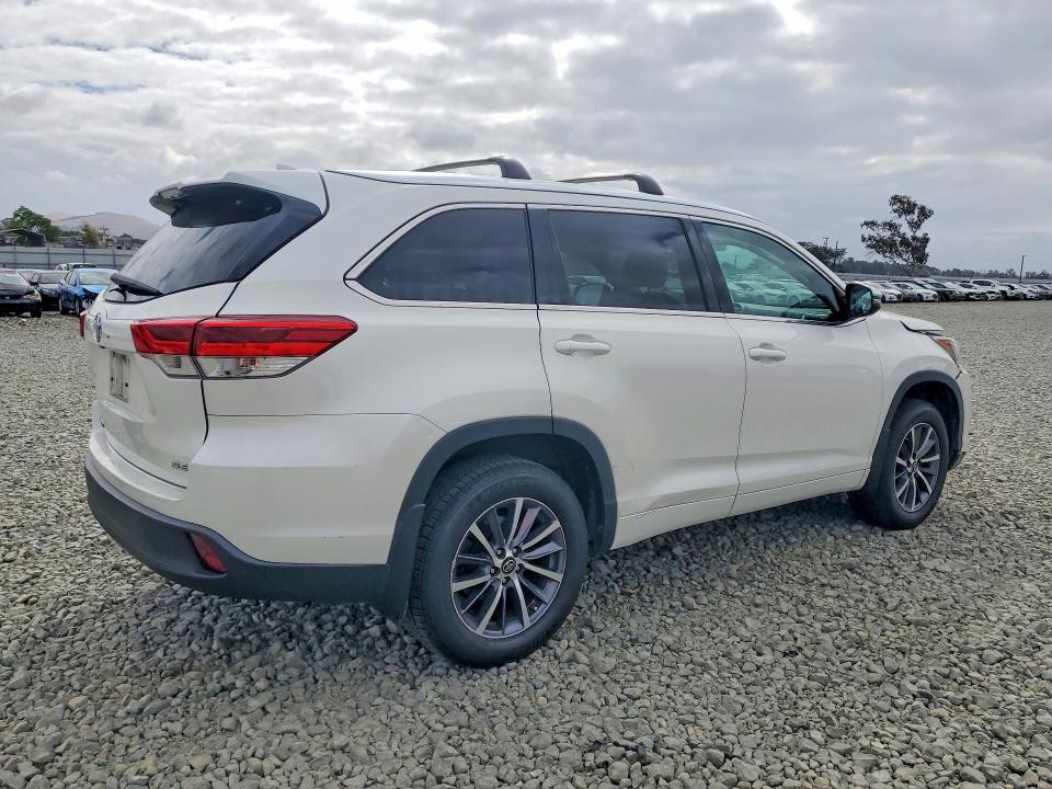 Photo 3 from auction – 2017 TOYOTA HIGHLANDER with VIN 5TDKZRFH3HS512375