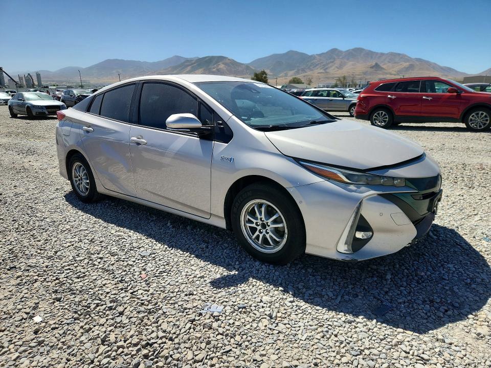 Photo 4 from auction – 2018 TOYOTA PRIUS PRIME with VIN JTDKARFP7J3074210