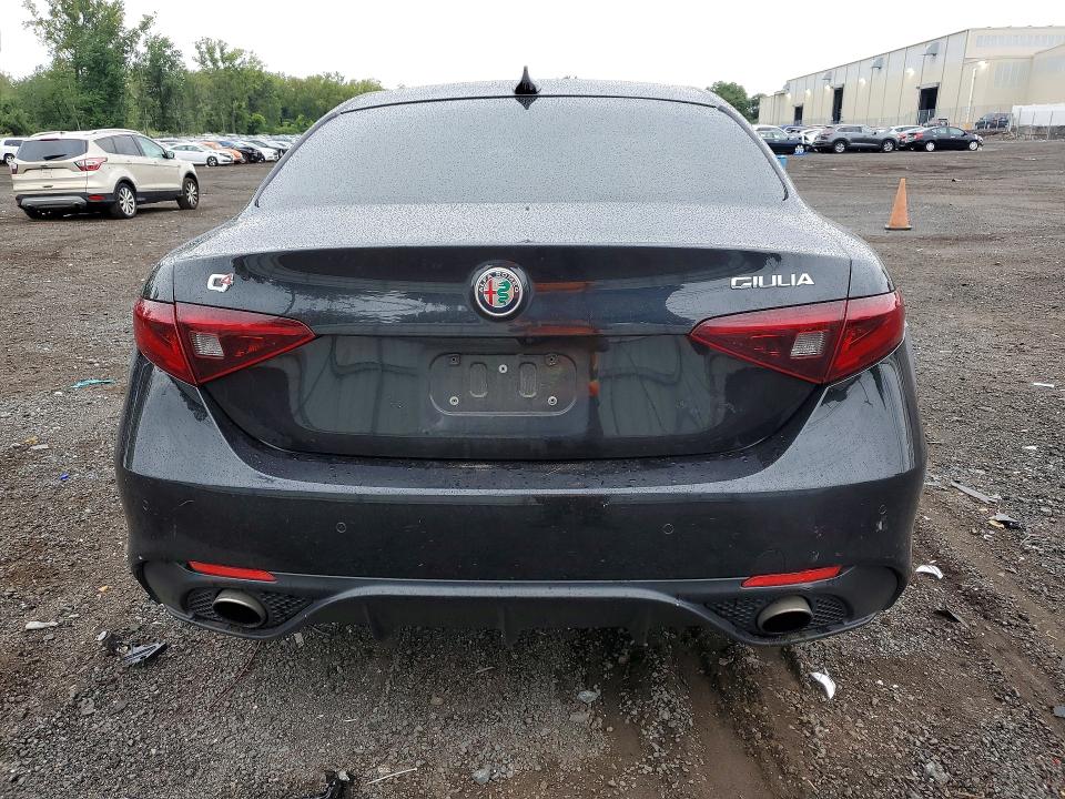 Photo 6 from auction – 2018 ALFA ROMEO GIULIA with VIN ZARFAEEN3J7597622