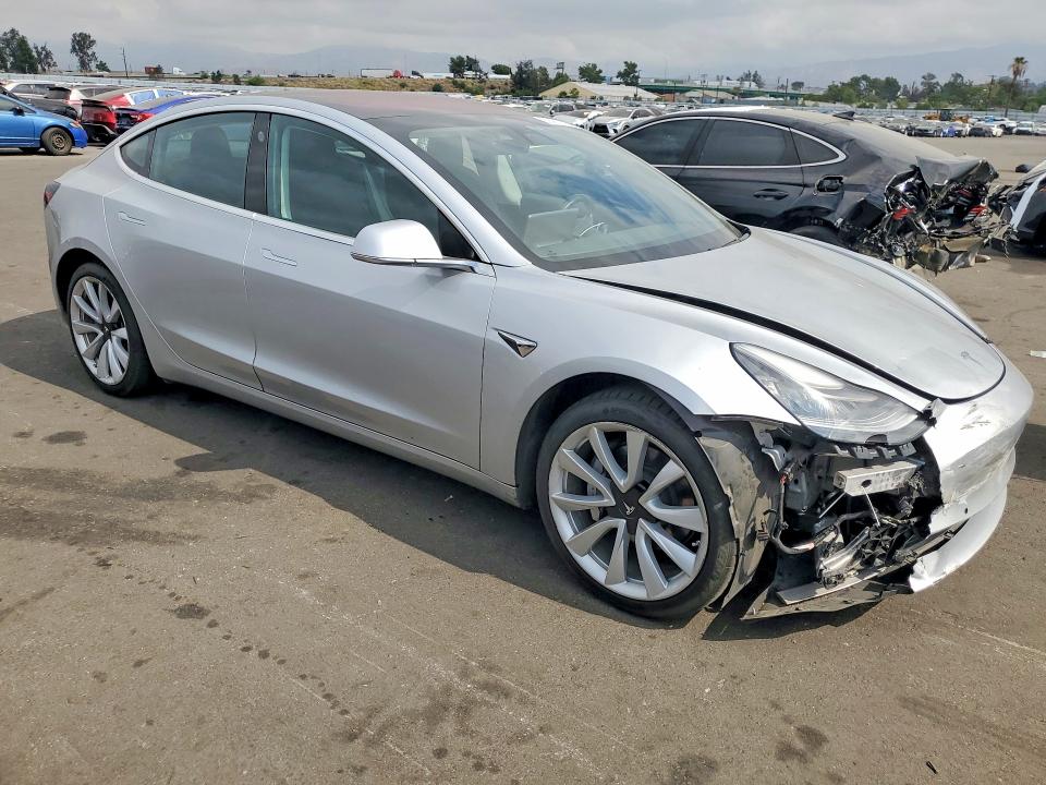 Снимка 4 от търг – 2017 TESLA MODEL 3 с VIN 5YJ3E1EA5HF001874